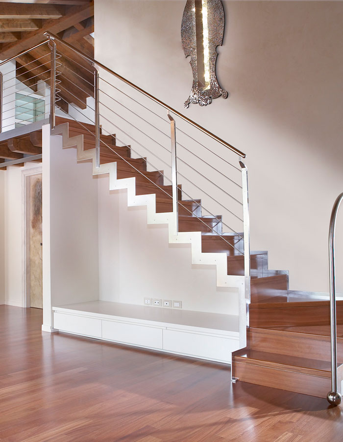Self-supporting metal staircase - STM 02