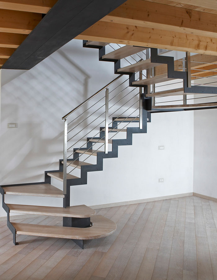Self-supporting metal staircase - STM 03