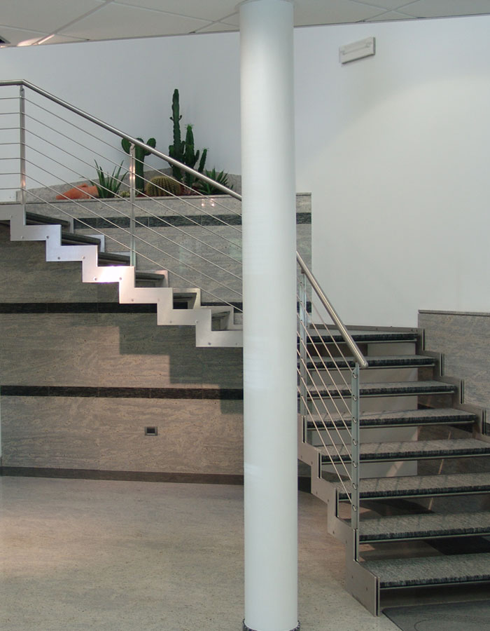 Self-supporting metal staircase - STM 04