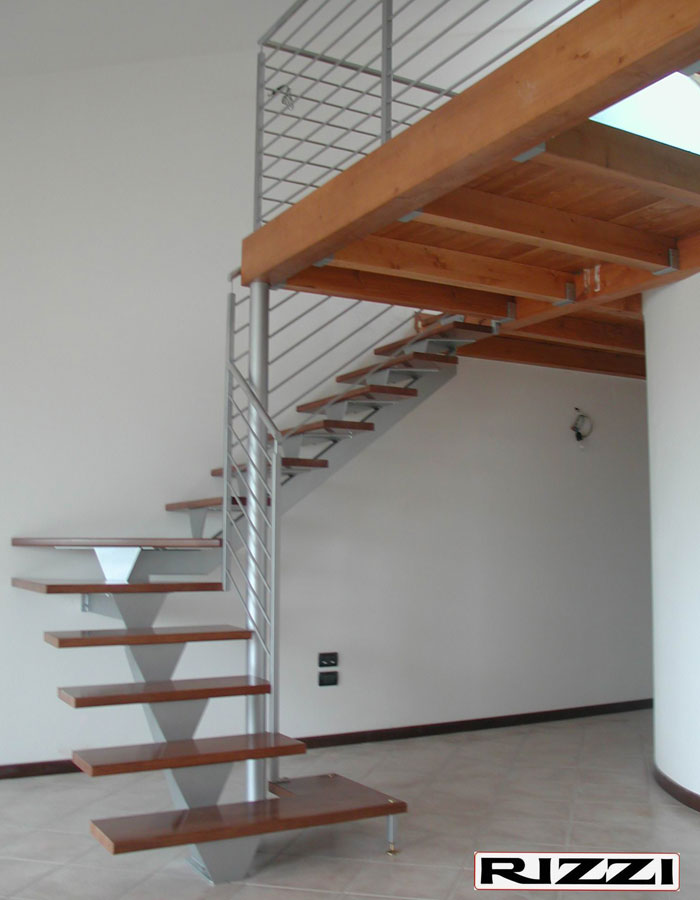 Self-supporting metal staircase - STM 07