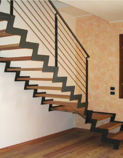 Self-supporting metal staircase - STM 08