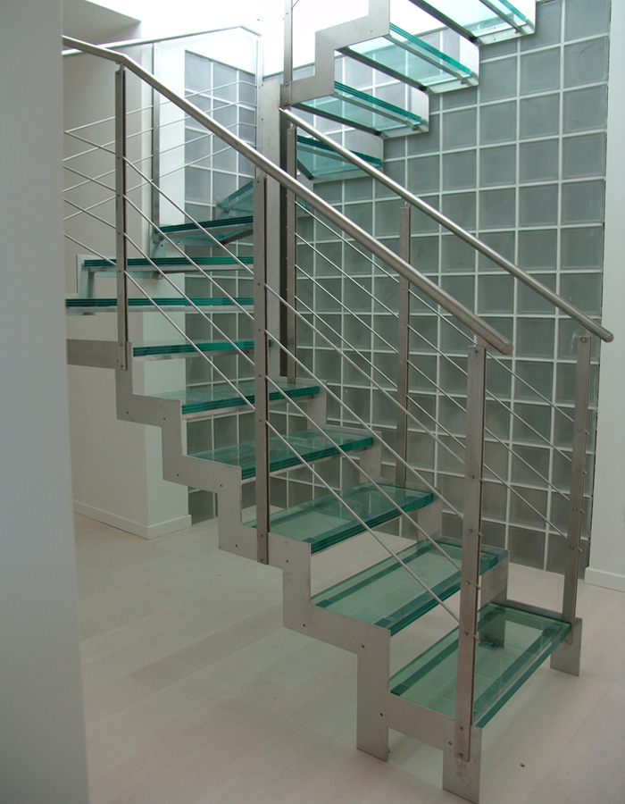 Self-supporting metal staircase - STM 11